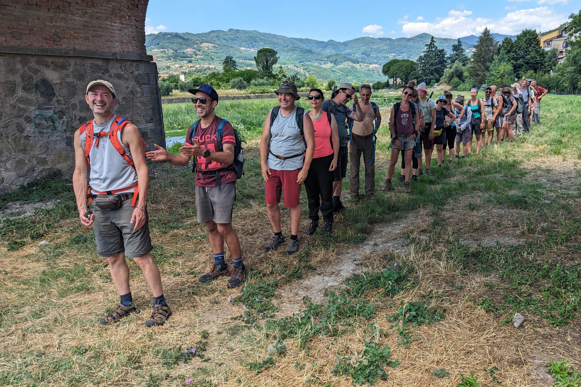 In fila indiana costeggiando l'Ombrone