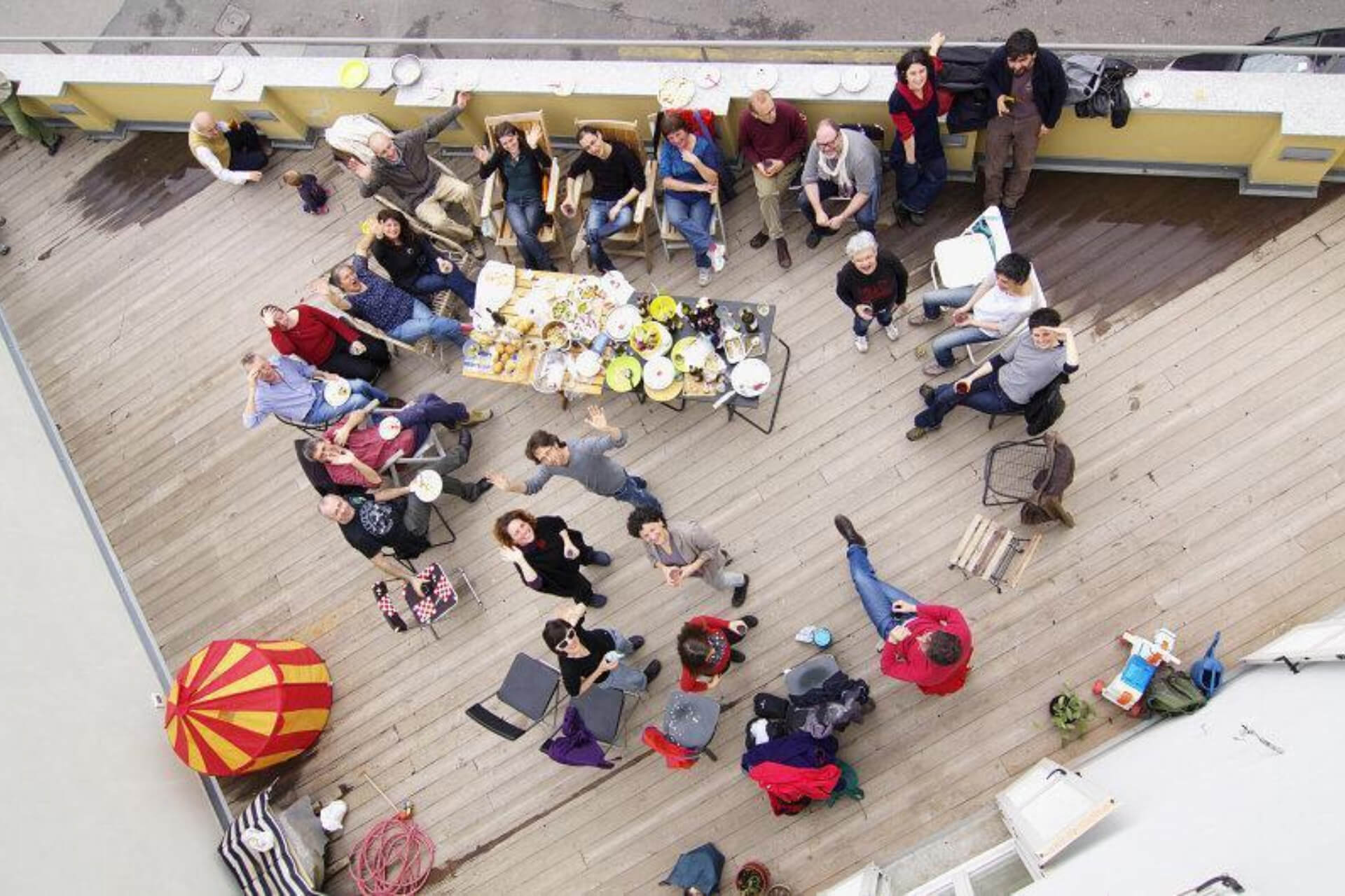 Residenti in terrazzo a Numero Zero